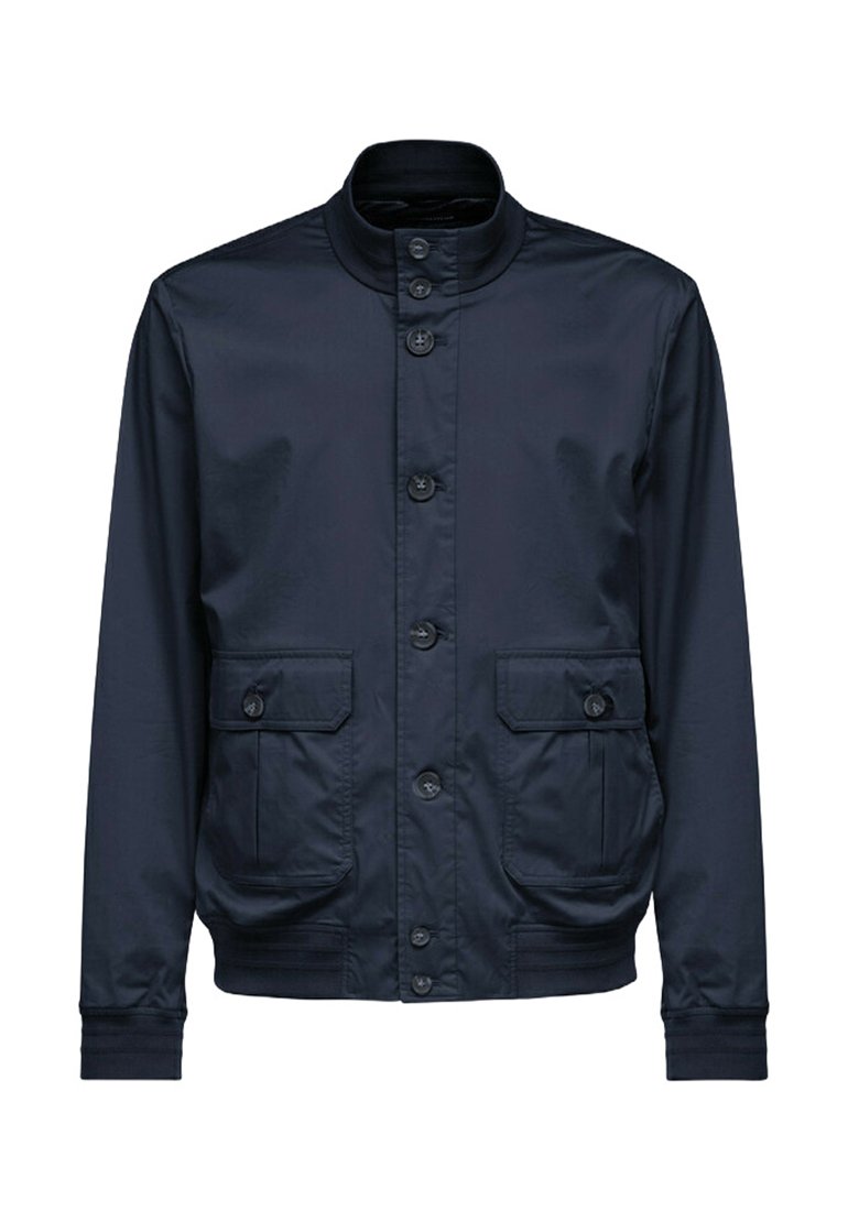Giacca leggera blu navy con colletto alto, bottoni frontali e due tasche laterali. Realizzata in tessuto liscio con una finitura texturizzata.