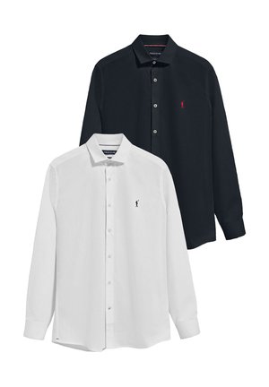 Dwie koszule z długim rękawem, jedna biała i jedna czarna, z małym logo na klatce piersiowej, standardowym kołnierzykiem i mankietami na guziki.