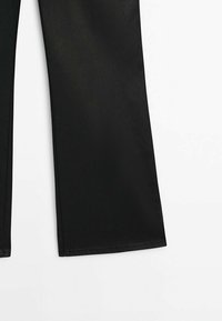 Pantalon noir à jambes droites avec une texture lisse, présenté de la mi-cuisse jusqu'en bas sur un fond blanc.
