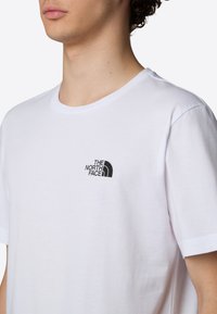 The North Face VERTICAL - Print T-shirt - tnf white tnf black