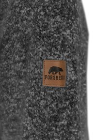 Grauer, strukturierter Strickpullover mit einem braunen Lederpatch, das ein Bärenlogo und den Text "FORSBERG" zeigt. Subtiles Muster erhöht das visuelle Interesse.