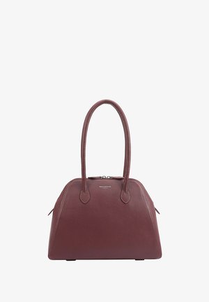 Donker bordeaux leren handtas met afgeronde handgrepen, zilveren ritssluiting en subtiel merkembleem op de voorkant in het midden.