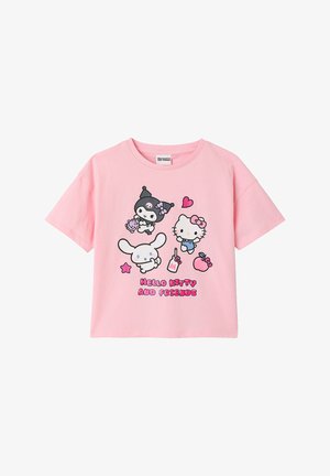 Rosa Kurzarmshirt mit Hello Kitty und ihren Freunden, Herzen, Stern, Apfel, Milchflasche und dem Schriftzug "Hello Kitty and Friends" in glitzerndem Pink.