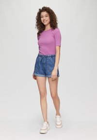 QS AUS MIT PASPELIERTEM AUSSCHNITT - T-shirt basic - lavendel
