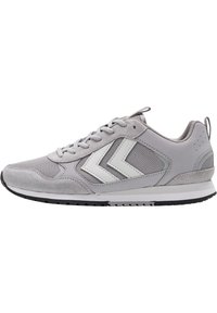 Szare buty sportowe z połączeniem siateczki i zamszu, z białymi akcentami w kształcie chevronu oraz czarną gumową podeszwą.