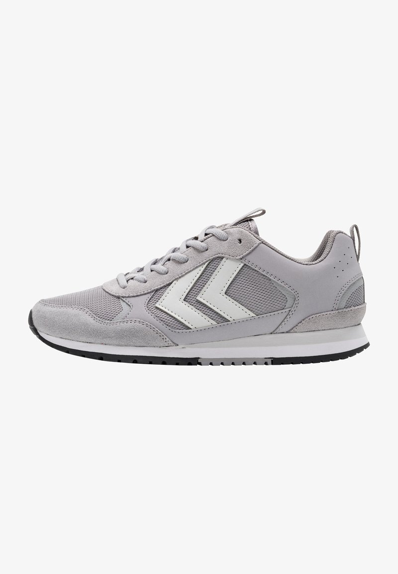 Szare buty sportowe z połączeniem siateczki i zamszu, z białymi akcentami w kształcie chevronu oraz czarną gumową podeszwą.