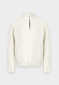 Λευκό πουλόβερ με ψηλό γιακά και κλείσιμο με φερμουάρ στο μισό, διαθέτει υφασμένη υφή πλέξης και ριμπ μανσέτες και τελείωμα.