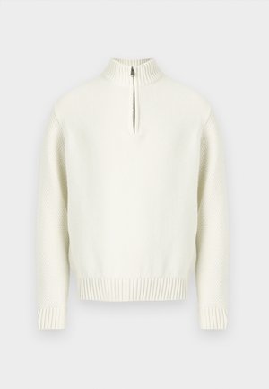 Fehér pulóver magas nyakkal és félzáras cipzárral, texturált kötött mintával, bordázott mandzsettákkal és szegéllyel.
