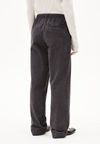 Donkergrijze corduroybroek met een relaxed fit, elastische tailleband en een achterzakdetails. Gladde textuur met verticale ribbels.