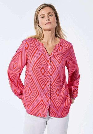 Rode en roze blouse met lange mouwen en een geometrisch ruitpatroon, knoopsluiting aan de voorkant en een v-hals ontwerp. Gemaakt van lichtgewicht stof.