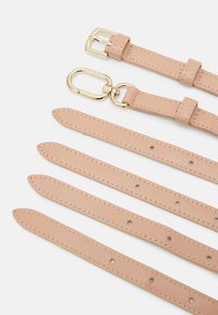 Set di cinturini in pelle rosa con fibbia dorata e moschettone, dalla texture liscia, con estremità appuntite e fori distribuiti uniformemente per la regolazione.