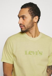 Levi's® RELAXED FIT - T-shirt estampada - greens