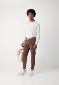 Lindbergh CROPPED PANTS - Παντελόνι - deep brown