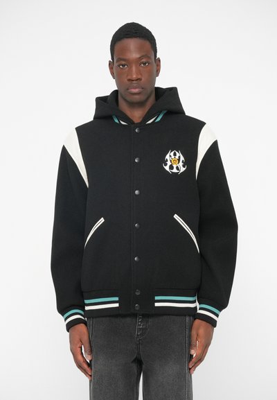 Schwarze Kapuzen-Collegejacke mit weißen Akzenten, Druckknöpfen und seitlichen Taschen. Verfügt über ein Logo auf der Brust und gestreifte Bündchen am Saum.