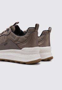 Geox D SPHERICA ACTIF X2 - Zapatillas - brown