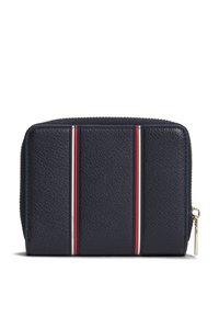 Πορτοφόλι από δέρμα σε σκούρο μπλε με υφή, διακοσμημένο με τρεις κάθετες ρίγες σε κόκκινο και άσπρο. Χρυσλό φερμουάρ με λουράκι έλξης.