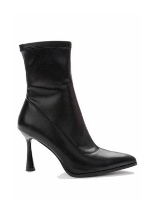 Stivaletto nero con tacco, caratterizzato da un design in pelle elegante, punta affusolata e una parte superiore liscia e aderente. Tacco a spillo leggermente curvato.