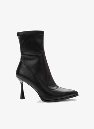 Czarne botki na obcasie sięgające kostki, charakteryzujące się eleganckim skórzanym designem, szpiczastym noskiem i gładką, dopasowaną cholewką. Lekko wygięty obcas typu stiletto.