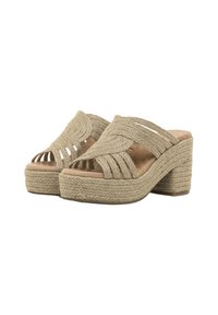 Sandales à plateforme avec un dessus en beige tissé et des découpes, un talon en wedge texturé et robuste, et une semelle intérieure rembourrée pour le confort.