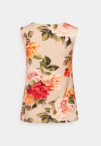 Top floral sem mangas em tecido bege, apresentando grandes rosas nas cores rosa, laranja e vermelho, com folhas verdes, e um decote redondo.