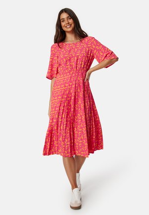 ROUND NECK PLEATED DRESS - Denní šaty - apricot