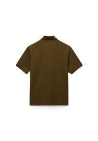 Polo marrón con mangas cortas y cuello clásico. Textura suave y diseño sencillo sin logos ni patrones visibles.