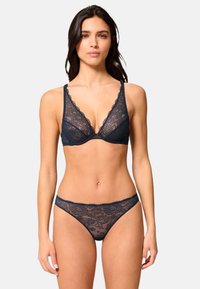 Kant bralette en bijpassende string in donker teal. Kenmerkt zich door delicate bloemenpatronen, gekartelde randen en verstelbare banden voor een goede pasvorm.