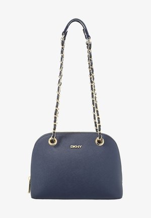 Navyblå, kuppel-formet håndtaske med gyldent DKNY-logo, gyldent kæde- og læderflettet skulderrem samt lynlåslukning øverst.