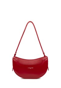 Borsa a tracolla in pelle rossa con forma curvata, tracolla sottile e logo impresso. Texture liscia con design minimalista e senza metallo visibile.