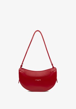 Borsa a tracolla in pelle rossa con forma curvata, tracolla sottile e logo impresso. Texture liscia con design minimalista e senza metallo visibile.