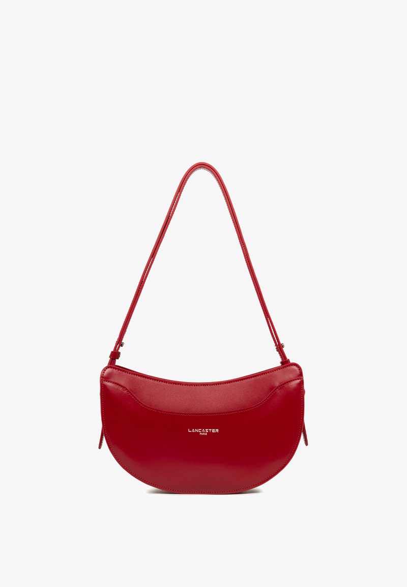 Borsa a tracolla in pelle rossa con forma curvata, tracolla sottile e logo impresso. Texture liscia con design minimalista e senza metallo visibile.
