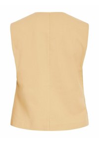 Gilet sans manches beige avec une couture droite dans le dos et un ourlet légèrement évasé, présenté sur un fond blanc uni.