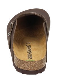 Bruine klomp met verstelbare metalen gesp, kurken buitenzool en een lichtbruine, getextureerde binnenzool. Voorzien van een glad bovenwerk en een open achterkant.