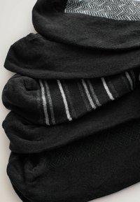 Četiri para čarapa složena. Crne i sivo obojene, s punim, prugastim i ribljim kostima uzorcima. Meki materijal, različiti dizajni.