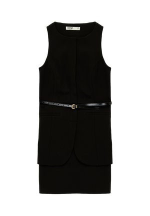 Ärmelloses schwarzes Kleid mit rundem Ausschnitt, Fronttaschen und einem schmalen schwarzen Gürtel mit goldener Schnalle an der Taille.