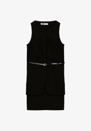 Ärmelloses schwarzes Kleid mit rundem Ausschnitt, Fronttaschen und einem schmalen schwarzen Gürtel mit goldener Schnalle an der Taille.