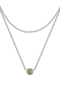 Collar de plata con dos cadenas en capas y un colgante de piedra redonda verde oliva rodeada por un bisel metálico.