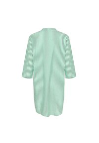 Zielono-biała oversize koszula w paski z okrągłym dekoltem i rękawami do połowy przedramienia, wykonana z lekkiego materiału o gładkiej fakturze.