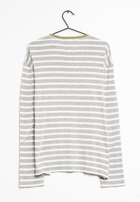 Langärmliges, grau-weiß gestreiftes T-Shirt mit abgerundetem Saum und grünem Kragen, aus weichem, elastischem Stoff. Hängt an einem schwarzen Haken.