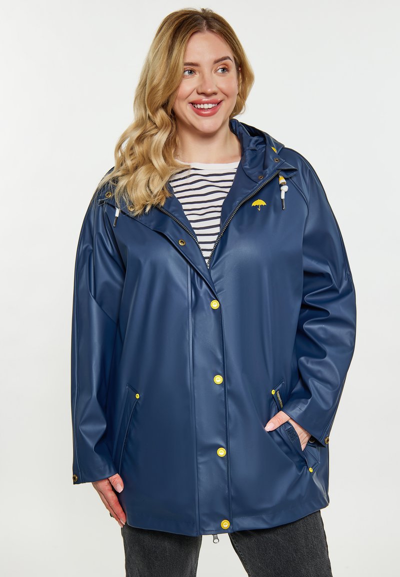 Jūros mėlynumo vandeniui nepralaidūs lietpaltis su priekinėmis užtrauktukais, geltonais akcentais ir užsegamais mygtukais. Turi kapšą ir šonines kišenes, sukurta laisvai prigludusi.