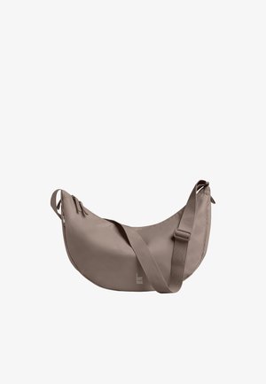 Hellbraune, halbmondförmige Umhängetasche mit verstellbarem Riemen und Reißverschluss, mit kleinem "Got Bag" Logo auf der Vorderseite.