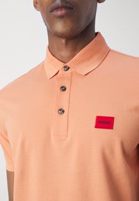 HUGO DERESO - Poloskjorter - medium orange