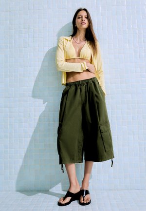 Bershka, ELASTICATED WAISTBAND - CARGO SHORTS - Short - dark green