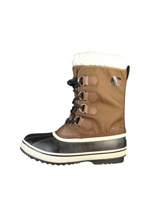 Bota de nieve de tela marrón con suela de goma negra, ribete de piel sintética blanca, diseño con cordones y ganchos metálicos para los cordones. Logo de la marca en el lado.