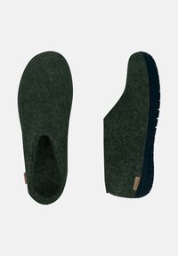 Chaussons vert foncé en feutre, avec un design à enfiler et une semelle extérieure en caoutchouc noir texturé. Comprend une petite étiquette de marque.