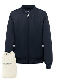 Giacca bomber blu navy con zip frontale, colletto e polsini a costine, due tasche laterali. Include una borsa beige con cordino e logo stampato.