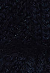 Tessuto scuro, trama strutturata, aspetto morbido e lussuoso con diverse sfumature di blu scuro e nero, caratterizzato da una superficie soffice e pelosa.