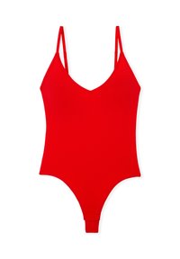 Czerwony jednoczęściowy strój kąpielowy z głębokim dekoltem w kształcie litery V, cienkimi regulowanymi ramiączkami, teksturowaną, prążkowaną tkaniną oraz dopasowanym krojem.
