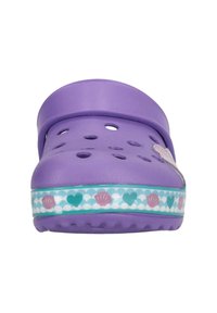 Lila Clogs mit Entwässerungslöchern, einem breiten Riemen und einem gemusterten Band mit Herz- und Muschelmotiven in Teal- und Pink-Akzenten.