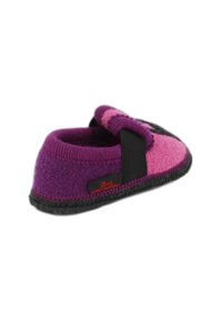 Paarse en roze wollen sloffen met een flexibele zool, elastische band voor een veilige pasvorm, en een gestructureerd oppervlak. Verfraaid met zwarte details.